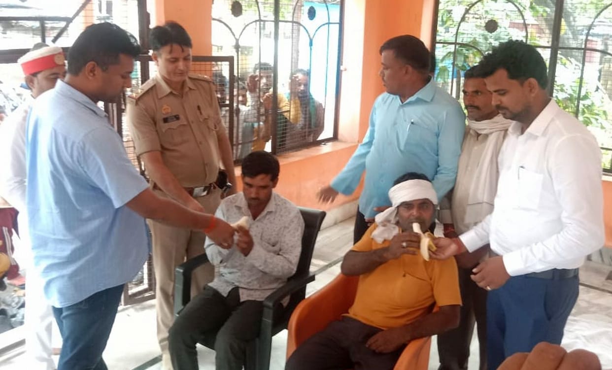 Tehsildar ended the hunger strike of linemen