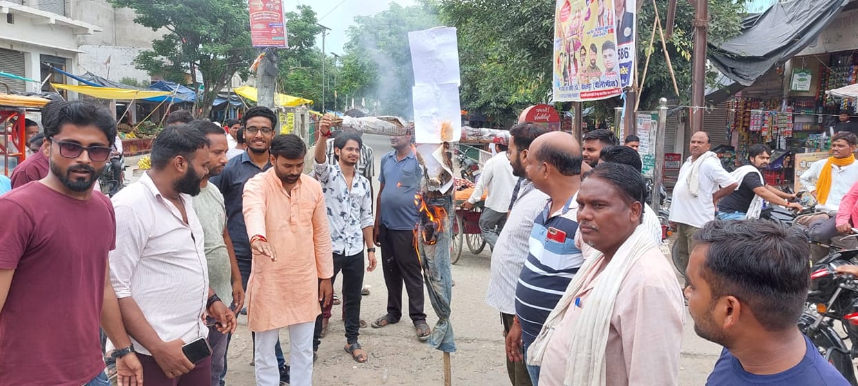 Vishwa Hindu Mahasangh workers burnt the effigy of DMK leader Raja