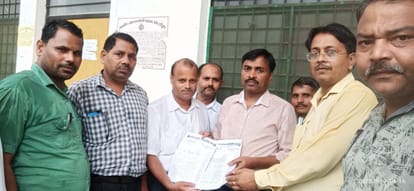 Advocates halted work and raised slogans