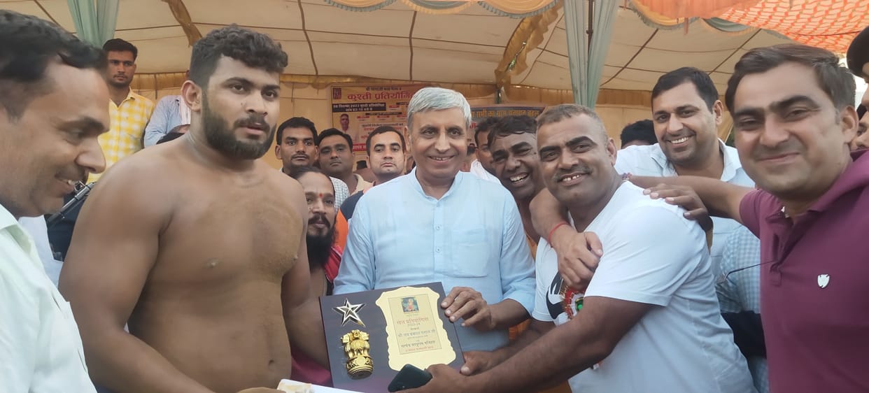 Wrestler Prateek of Chahad Kalan won the wrestling match by defeating Naveen of Mandothi