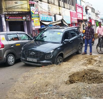 Shahjahanpur News: जगह-जगह धंसी सड़कें, चलना हुआ मुश्किल Roads sunken at many places, walking difficult