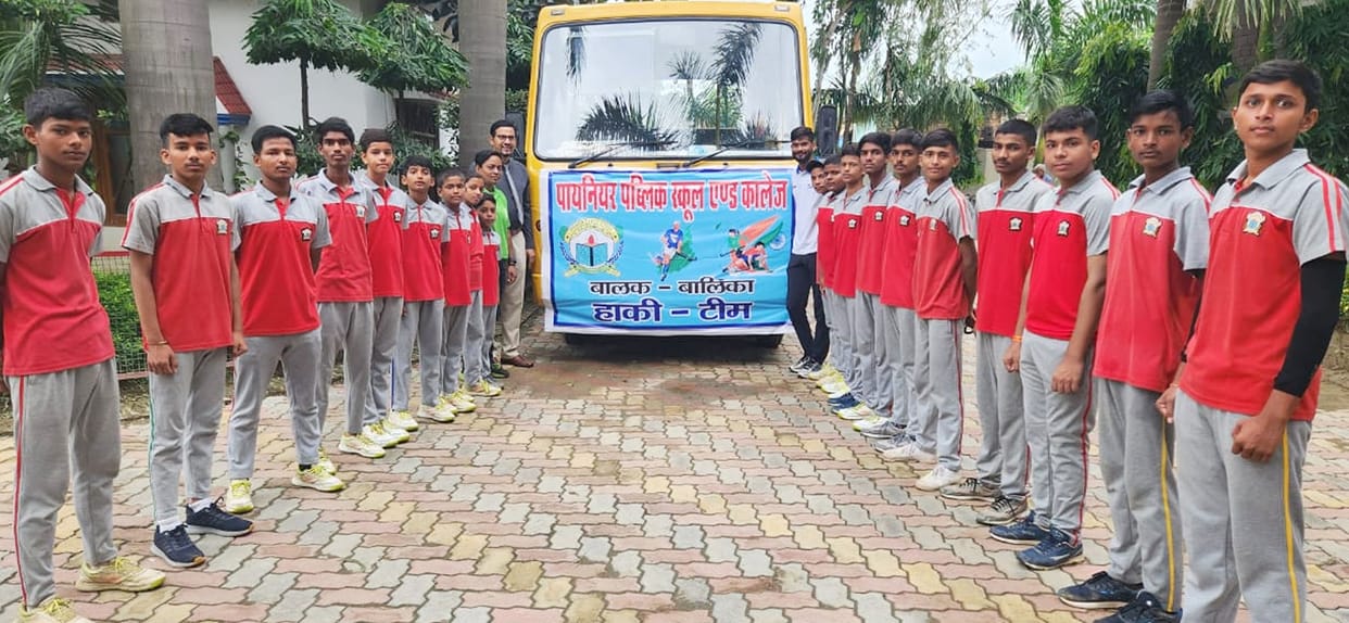 Team leaves for hockey tournament