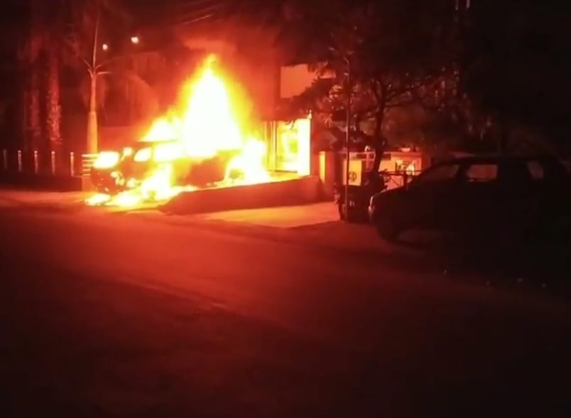 Two miscreants set fire to a car parked outside the house, smoke billowed out