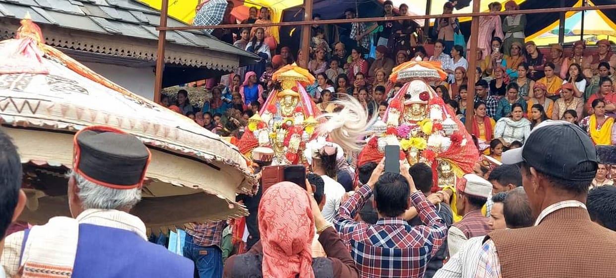 Dev Khudijal returned to the temple after giving blessings.