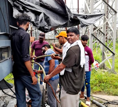 Roads filled with water due to rain, traffic became difficult