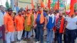 गोला के सदर चौराहे पर स्टालिन का पुतला फूंकते पदाधिकारी