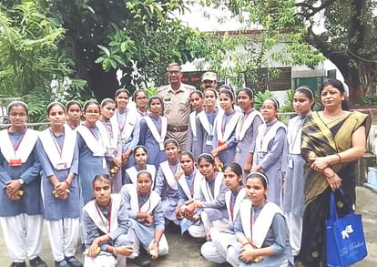 Girls go out in groups while going to school-coaching