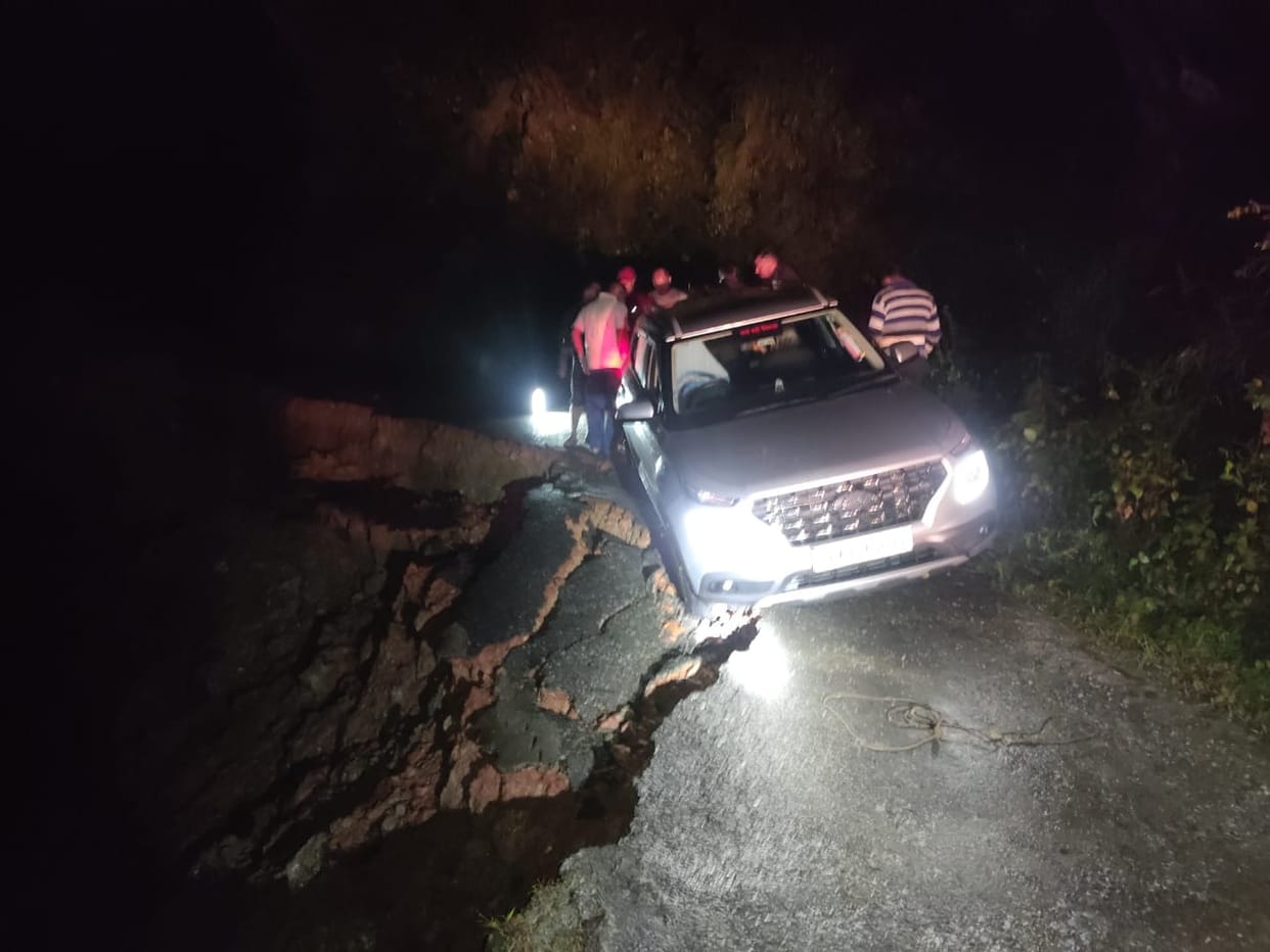 Road accident, people in car narrowly escaped
