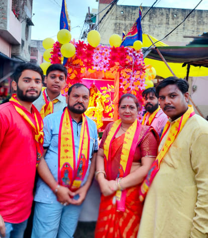 Kanha's palanquin came out with great pomp