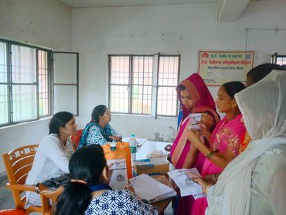 Anemic women should include green leafy vegetables in their diet.