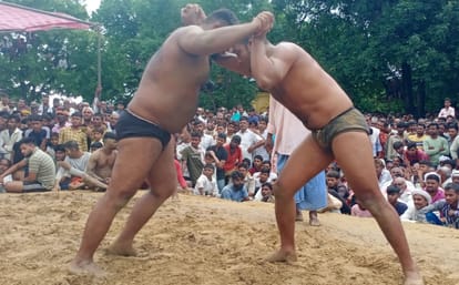 Satyaveer won the wrestling prize worth three thousand rupees.