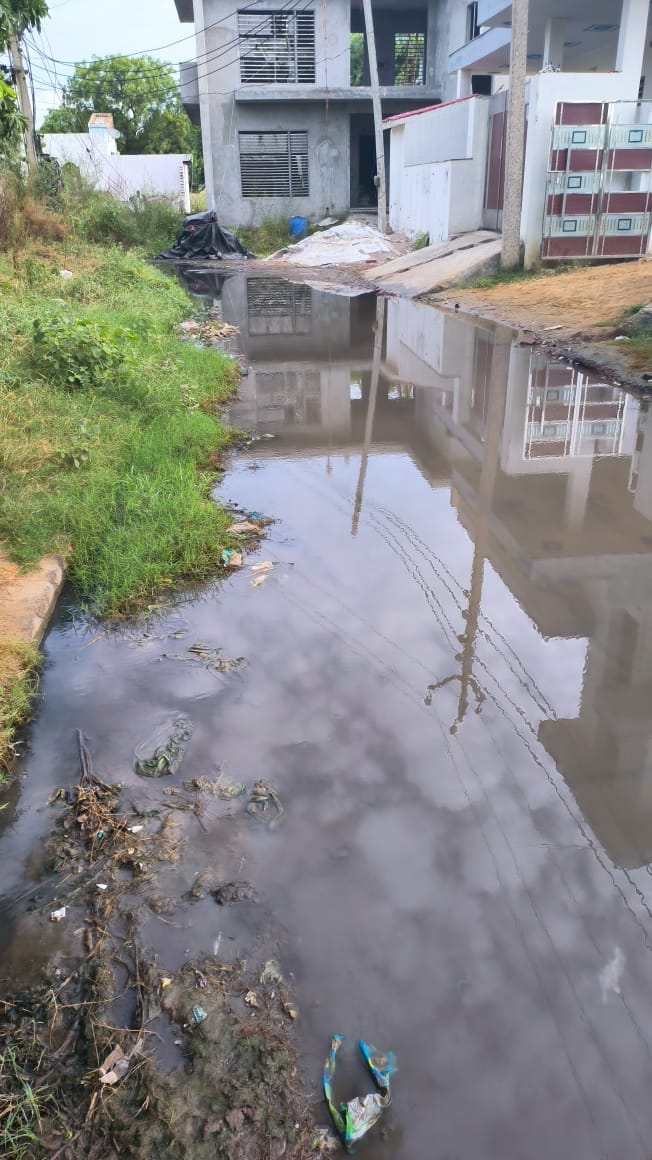 Residents of Chuharpur are suffering due to negligence of sweeper.