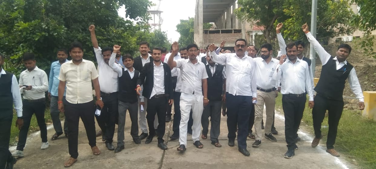 Ruckus among lawyers in Rashtriya Lok Adalat, litigants and bank employees were chased away from the court.