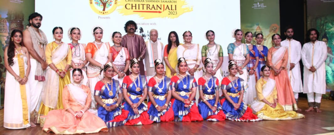 Artists who performed excellently were felicitated