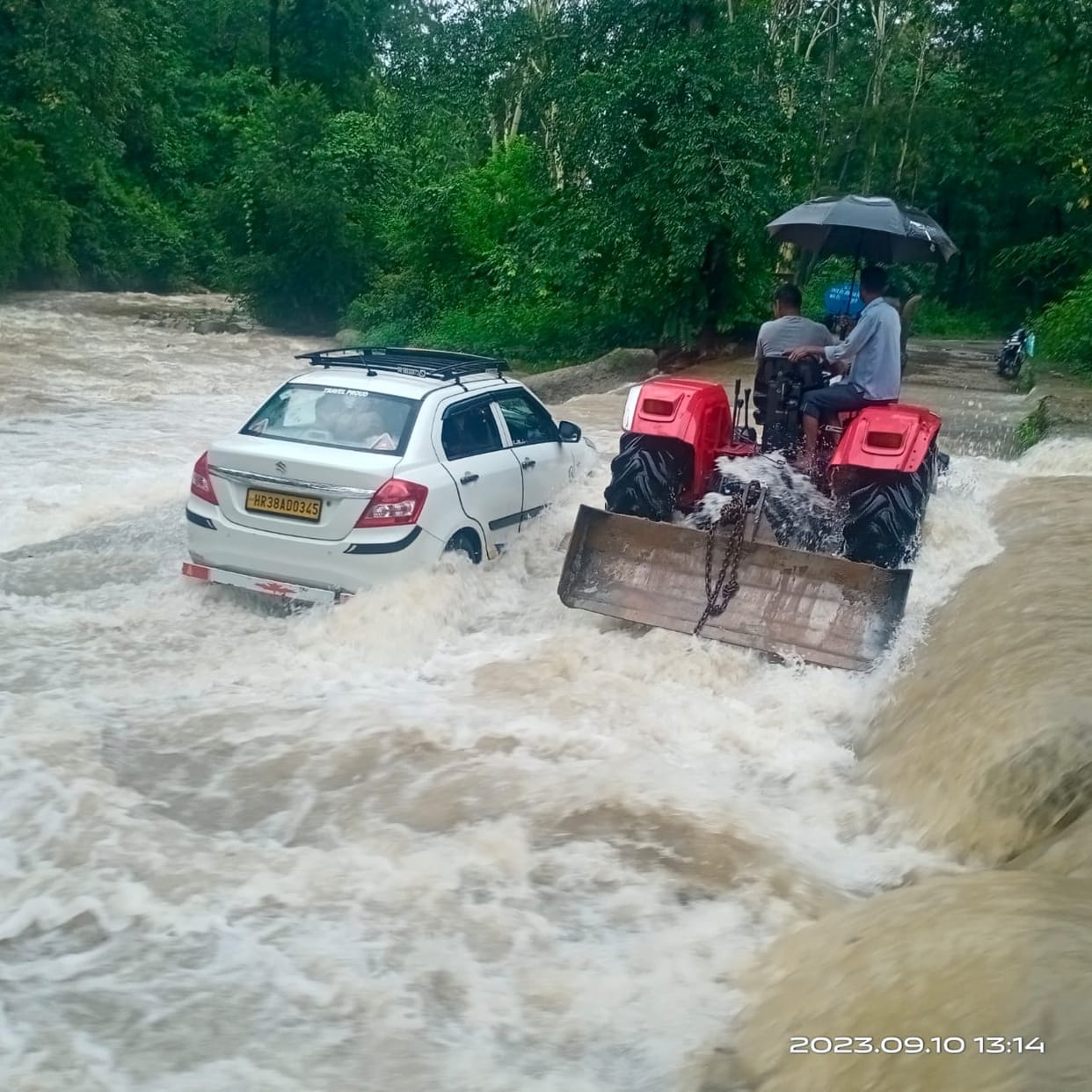 Panali drain overflowed, three thousand passengers stranded