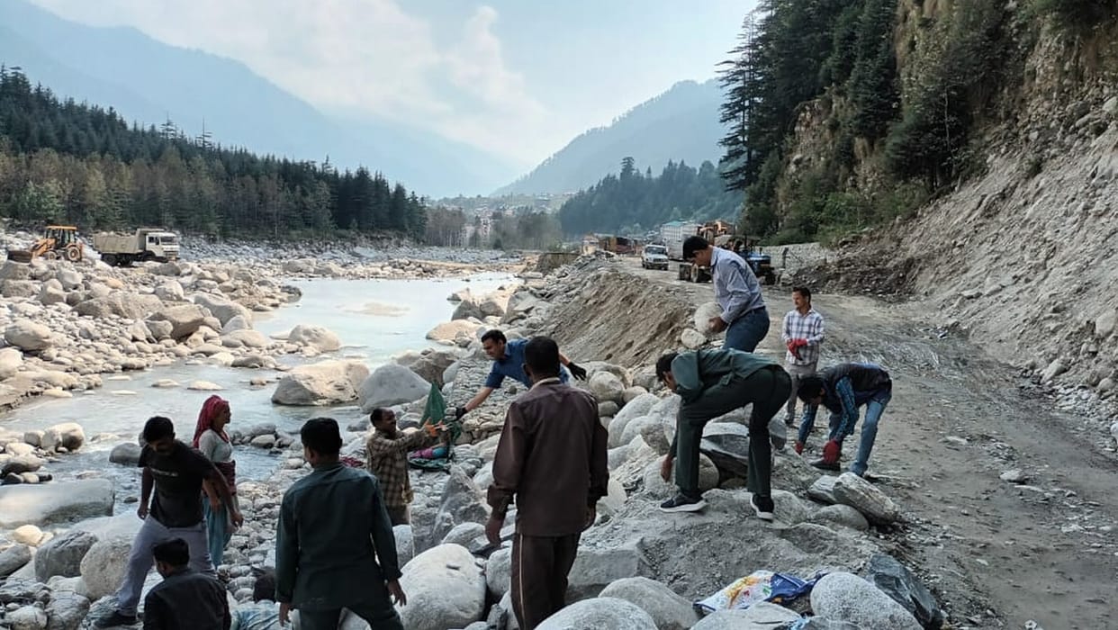Cretewall ready in Manali, now debris will be filled