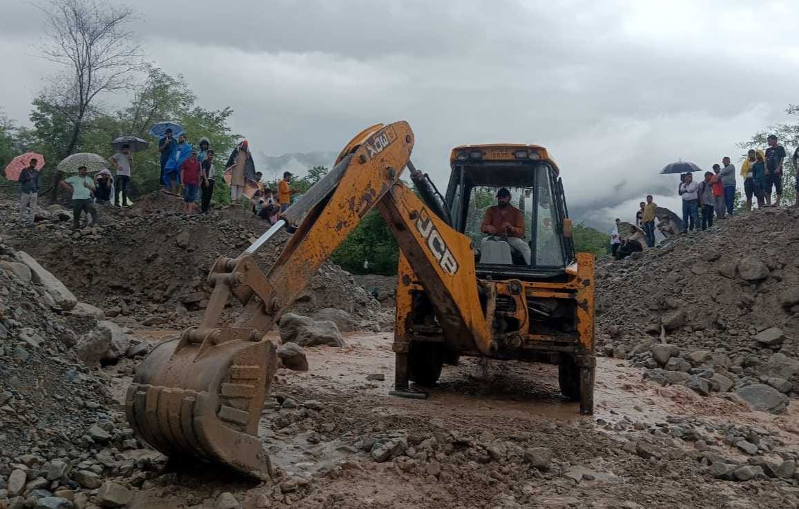 Wheels stopped on Tanakpur-Pithoragarh NH in Champawat