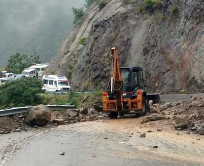 Pithoragarh Rainfall: मलबा और बोल्डर गिरने से चीन सीमा समेत 15 सड़कें बंद, तीनों घाटियों में आवागमन ठप Pithoragarh Rainfall News 15 roads including China border closed due to falling debris and boulders