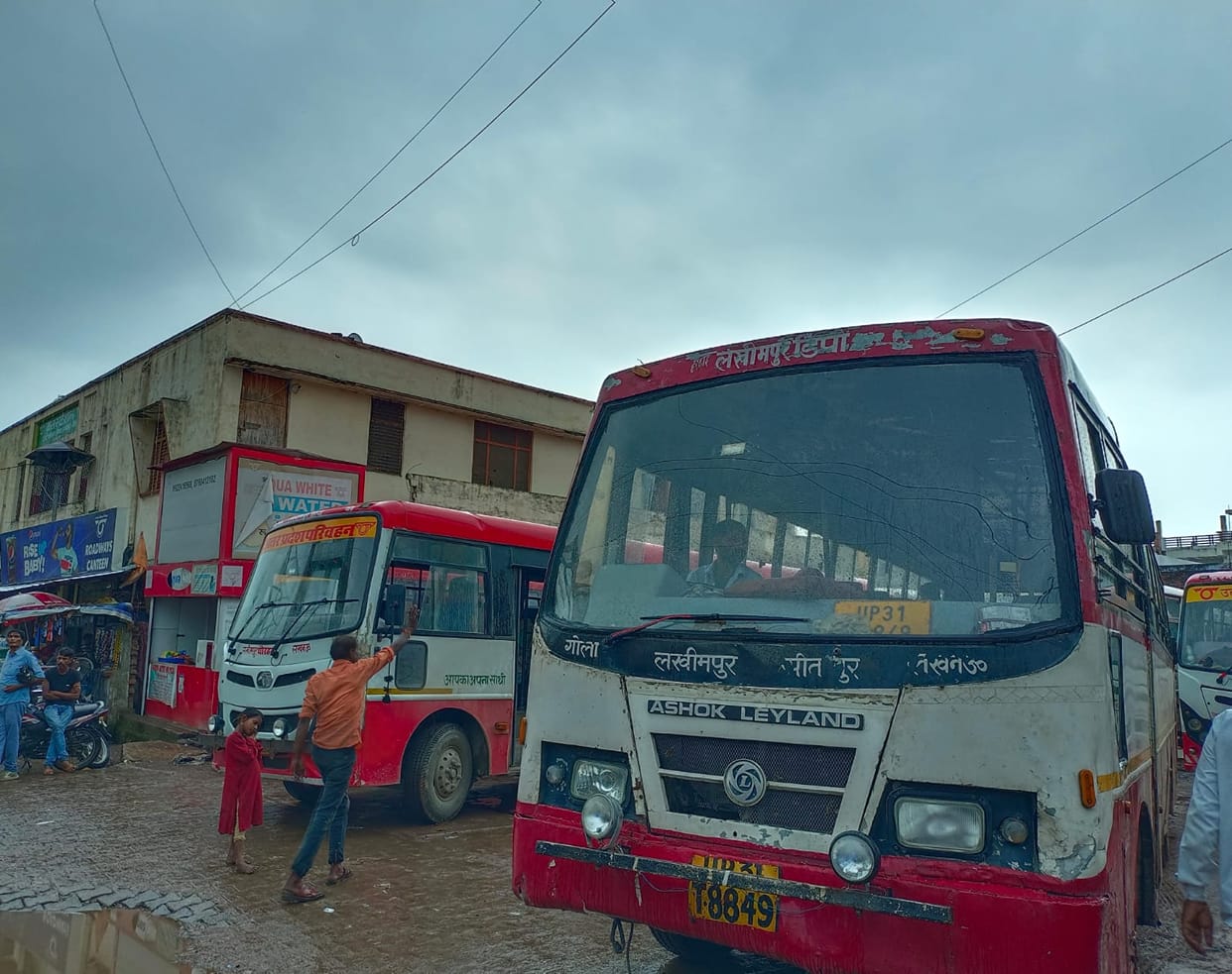 No roadways buses after 6 pm...only private vehicles are resorted to
