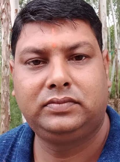 How long will Khutar wait for the bus stand?