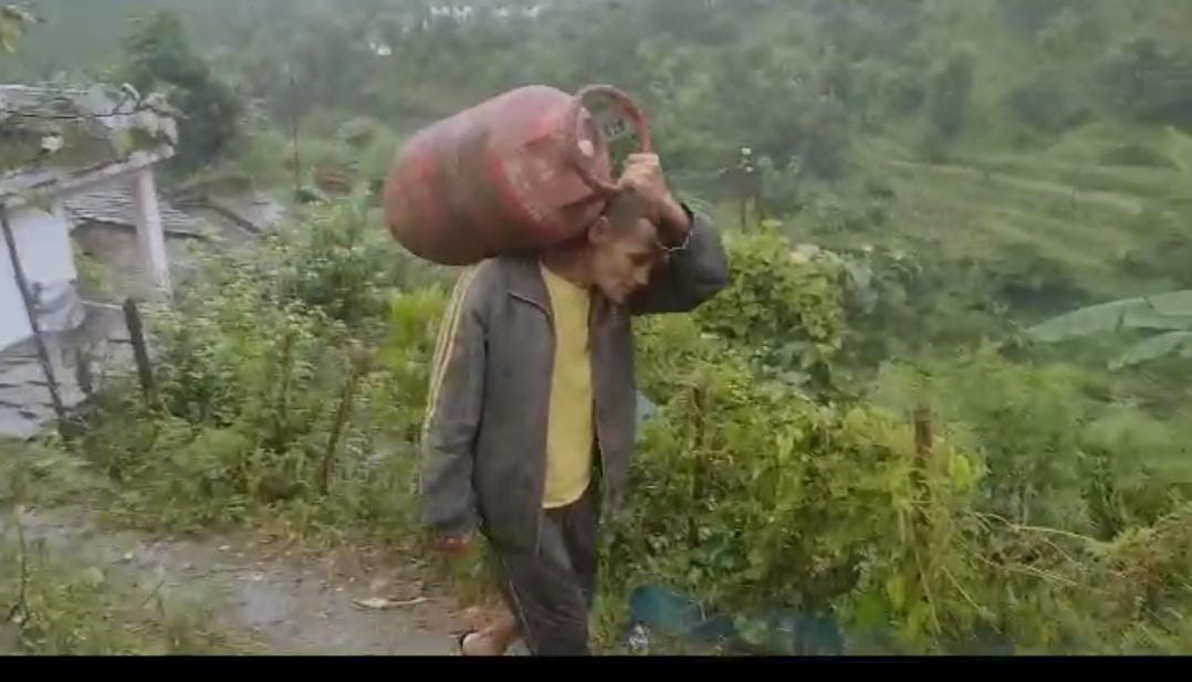 Due to lack of road, cylinder worth Rs 941 becomes Rs 1500