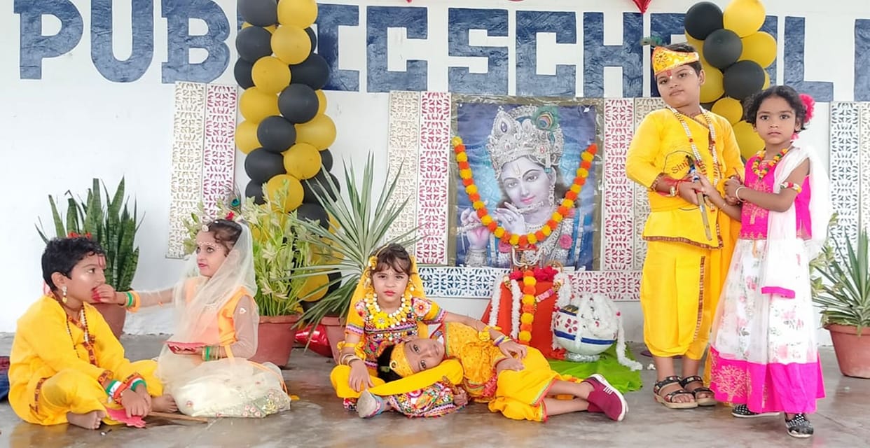 Children staged the childhood pastimes of Shri Krishna.