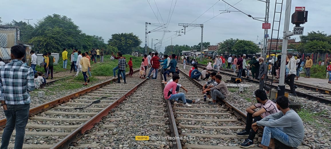 People gathered to watch Chehullam's procession, gathered on the track