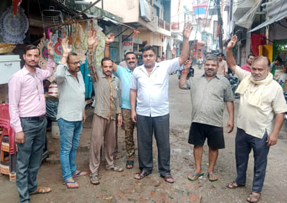 Budaun News: बाजार में पाइप लाइन लीक, व्यापारियों ने किया प्रदर्शन Pipeline leaked in the market, traders demonstrated