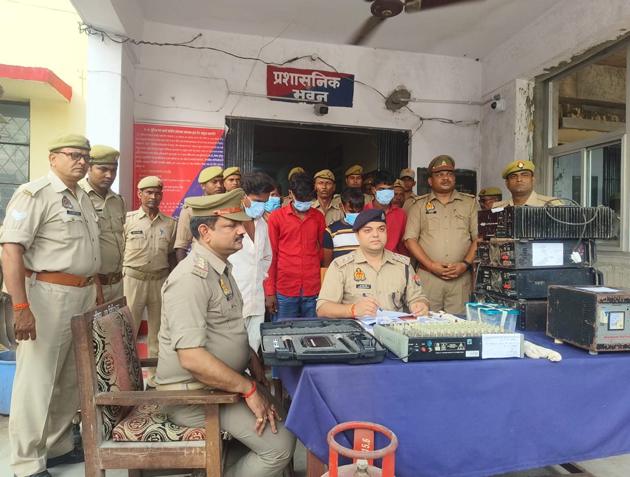 Eight arrested with stolen goods worth Rs 10 lakh