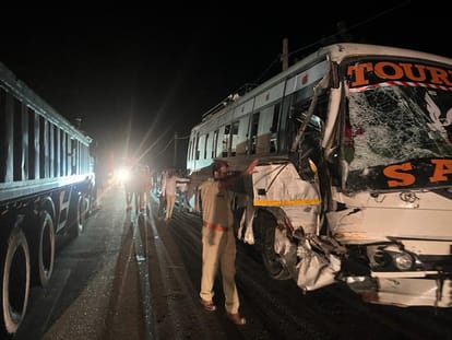 Head-on collision between mini truck and bus on Haridwar Highway