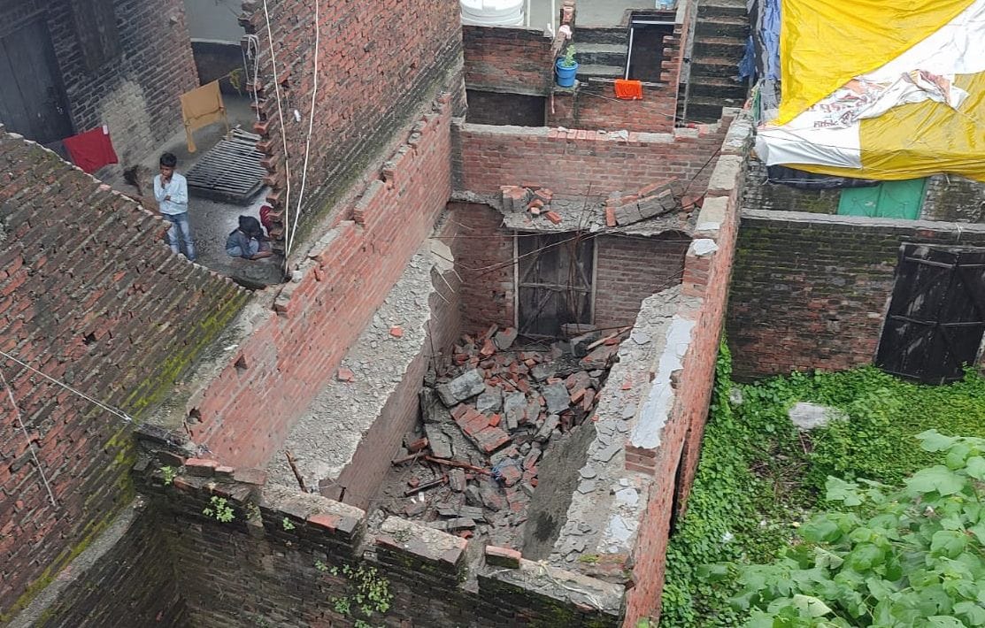 House Lintre falls from rain In Kashipur