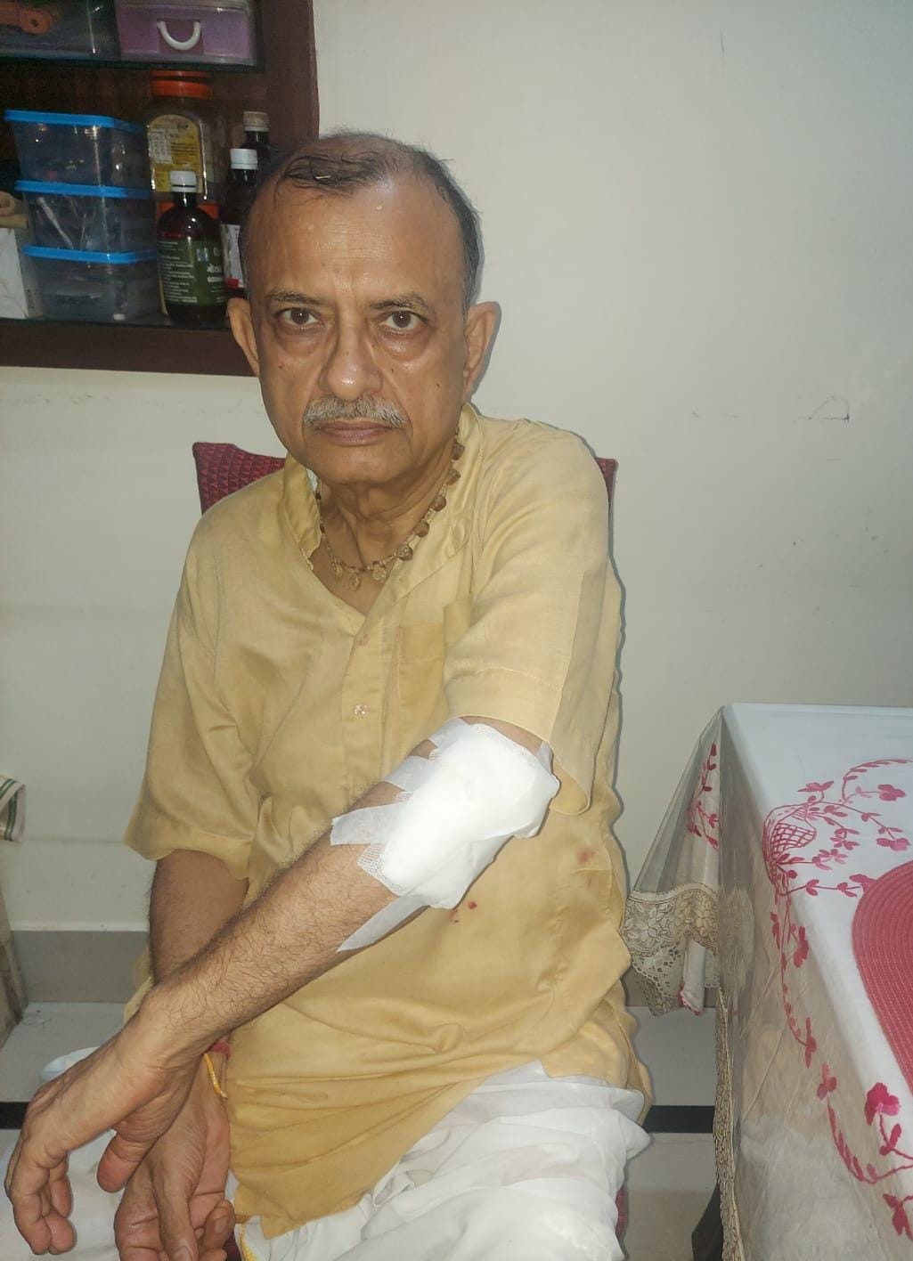 Retired engineer going to watch Mangala Aarti attacked
