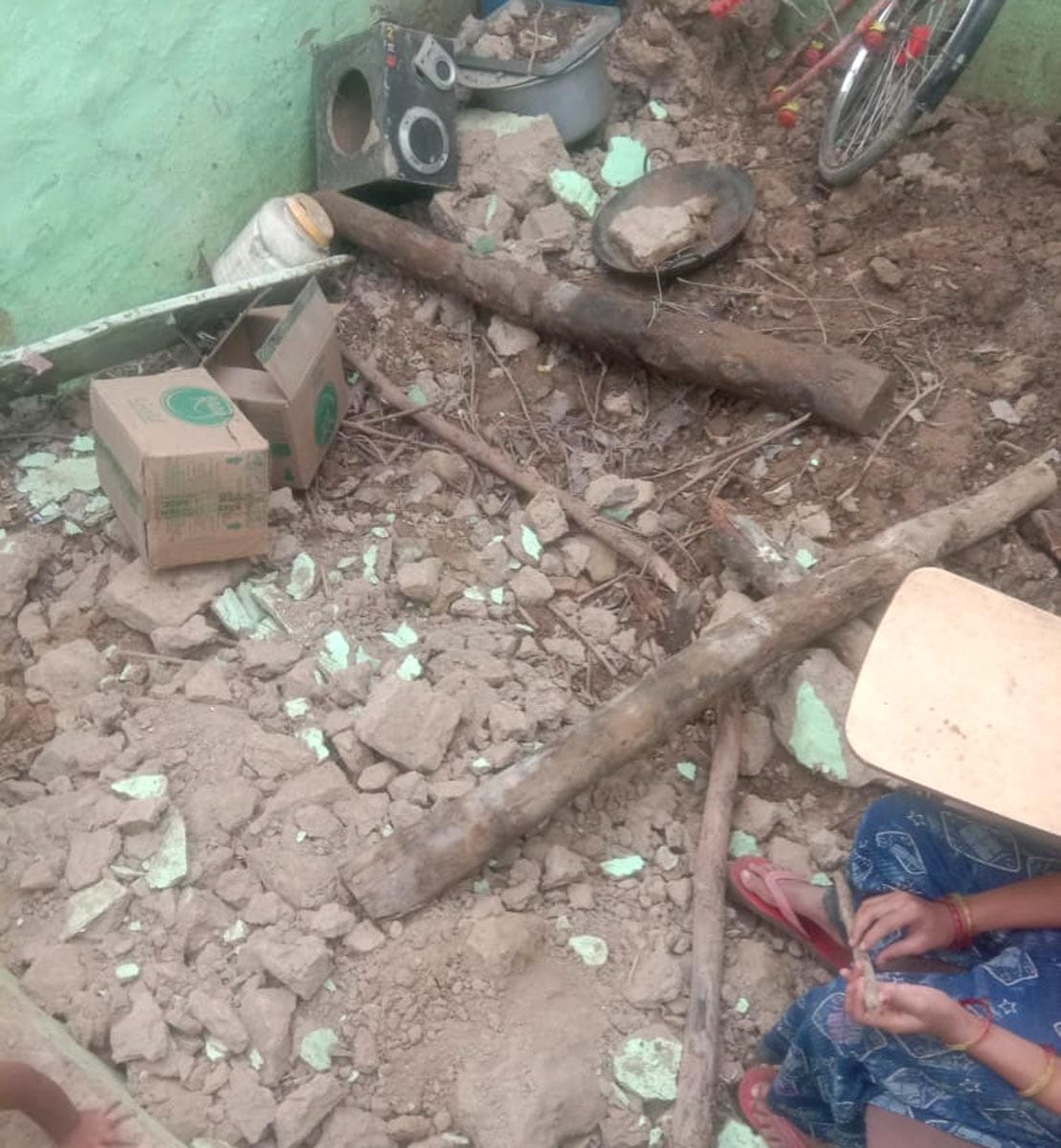 The roof of the room fell, children were saved from being hit by debris.