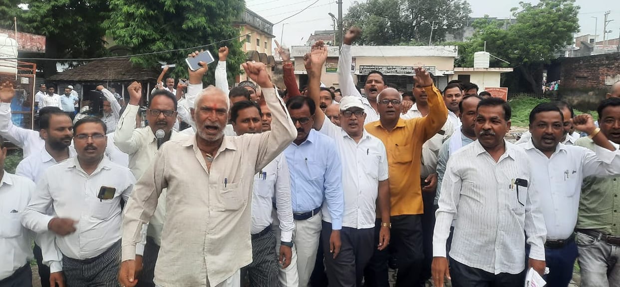 Lawyers' agitation continues, strike continues even today