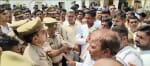 आक्रोशित  ग्रामीणों की बात सुनते कोतवाल एवं अन्य पुलिसकर्मी। संवाद