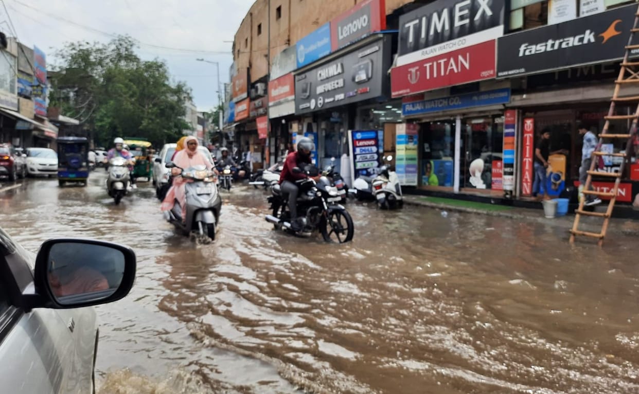Waterlogging on roads due to 16 mm rain in 12 minutes