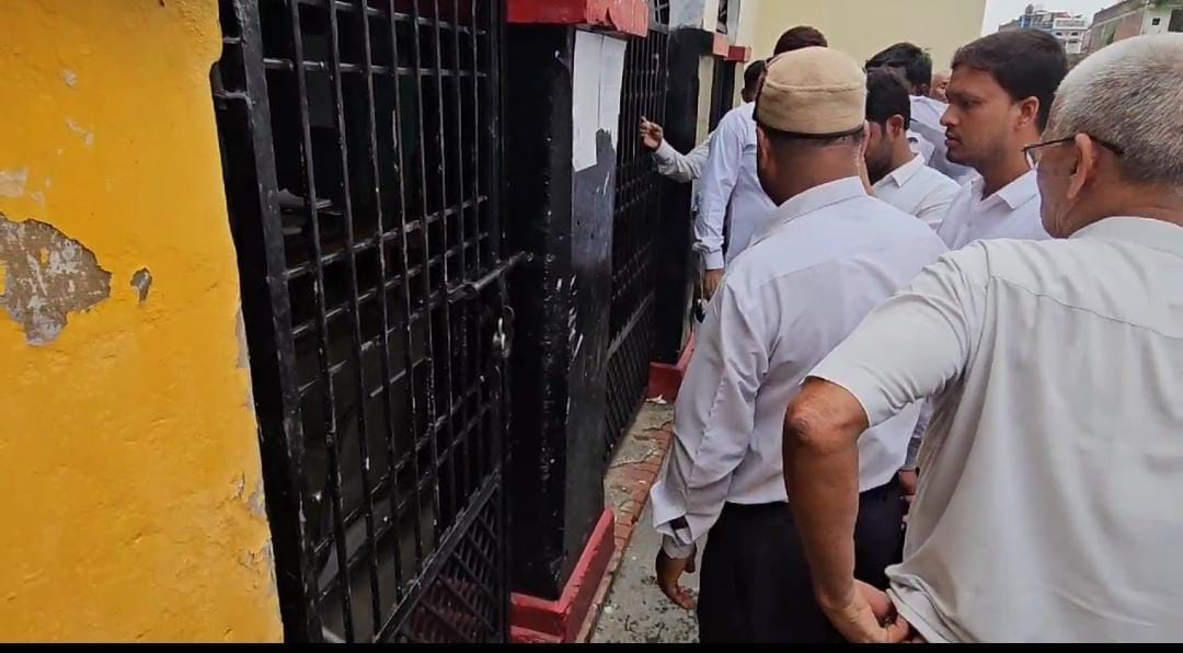 Advocates demonstrated by locking Dumariyaganj registry office