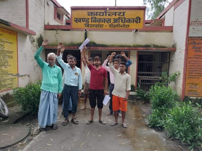 Villagers troubled by dirt in Diuria Khurd demonstrated