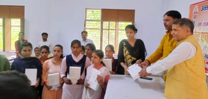 Emphasis laid on regular reading of newspapers for gaining knowledge.