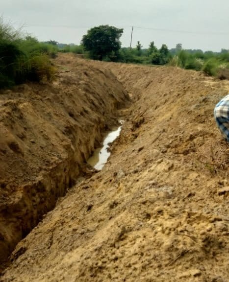Pradhan got the drain dug with JCB on the farmer's land