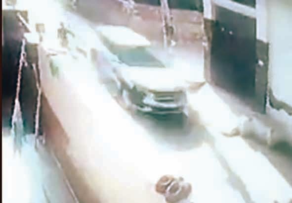 The girl who was going to collect neem leaves with her cousin was dragged by the car for 5 meters