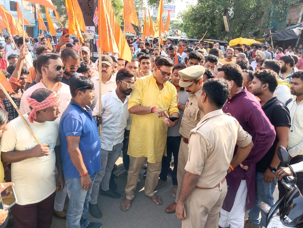 Hindu Jagran Manch workers blocked the highway in Pilibhit