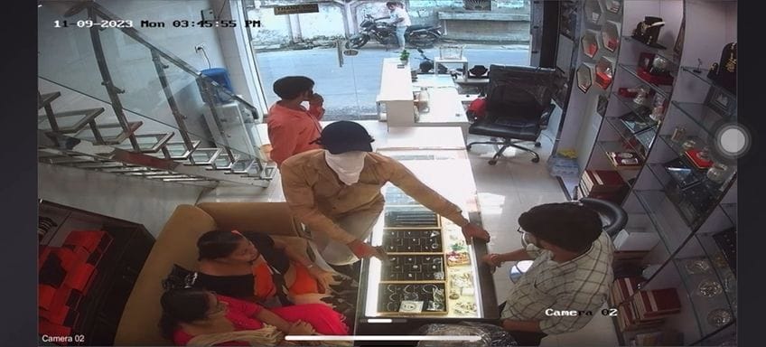 Three youths entered jewelers showroom in Gohana and tried to rob