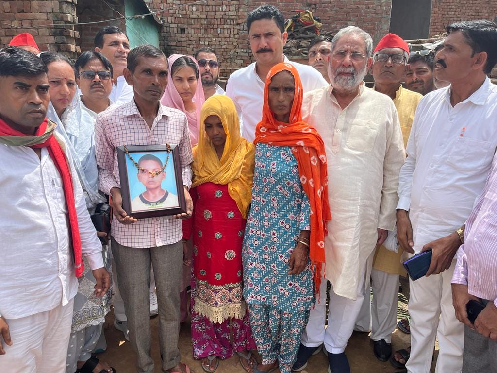 SP delegation reached Hind village, met the families of the dead children and shared their pain.