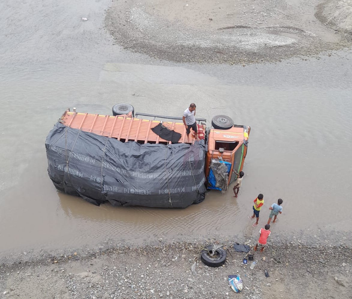 Truck overturned on Kotwali river, driver saved his life by jumping