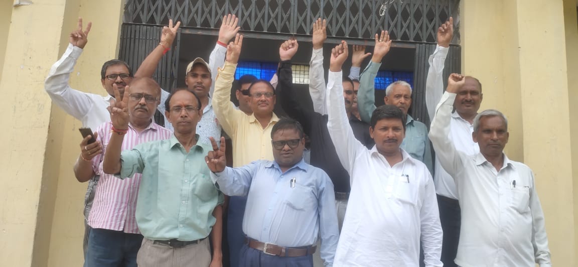Advocates locked the sub-registrar's office