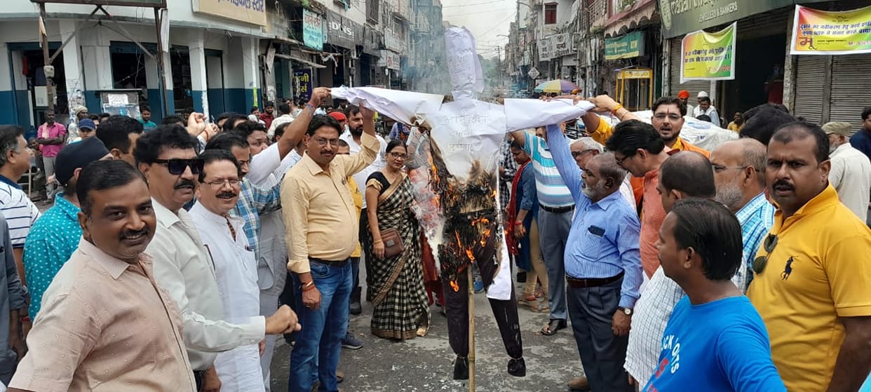 FDA's effigy burnt in protest against online trading