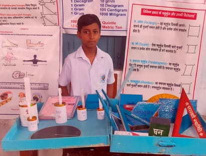 Children of Dr. Hedgewar School hoisted the flag in the competition