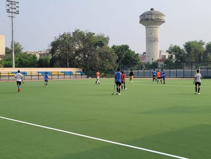 केके हक्कू एस्ट्रो टर्फ हॉकी स्टेडियम में ट्रायल के दौरान अपनी प्रतिभा दिखाते खिलाड़ी 
