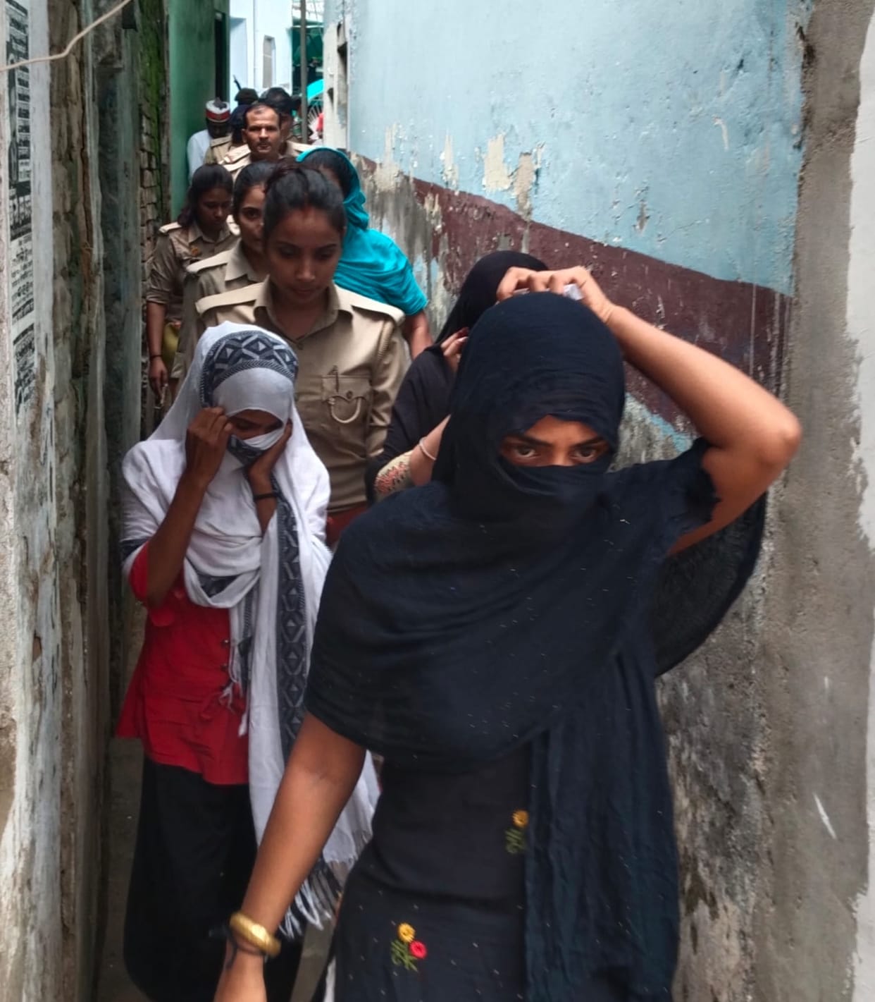 Raid in three houses and hotels, 24 young men and women caught